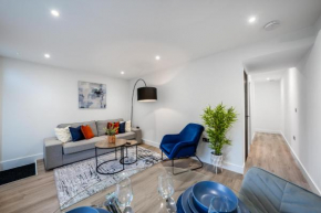 Brand New Luxury Flat - Sleeps 4 -Town Centre - Free Parking - Traffic-Free Street